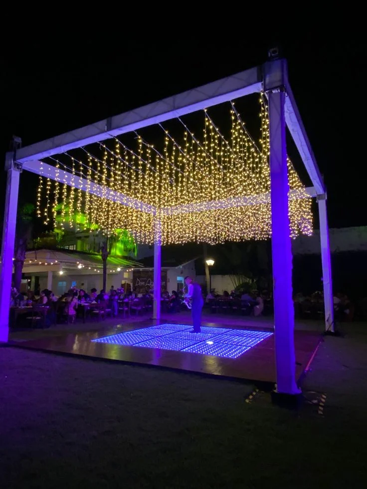 Cuadrilátero con cobertura y lluvia de luces