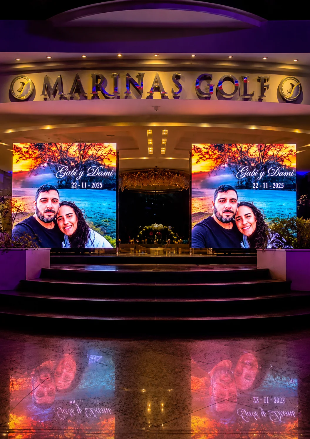 Doble pantalla LED en ingreso de salón