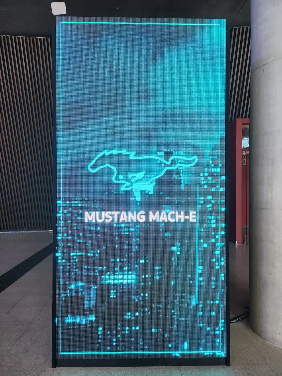 Banner LED vertical con branding corporativo
