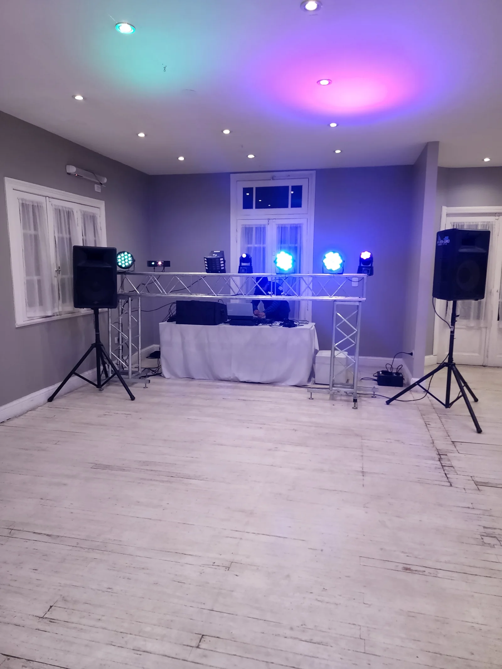 Estructura truss con luces en salón